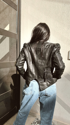 Campera Dama Ecocuero Negra Tmill Entallada Tachas Cierres