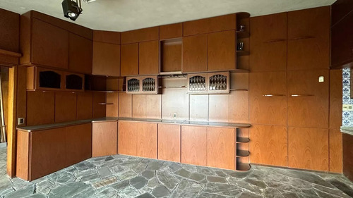 600 M2 De Terreno, Casa Con 4 Dormitorios, 3 Baños, Barbacoa, Piscina Y Cochera Frente A Mvd Shopping!!