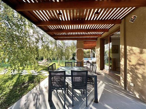 Casa En Venta De 5 Dorm. Piedra Roja Chicureo Colina