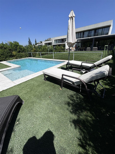 Casa En Venta De 4 Dorm. En Lo Barnechea Valle Escondido