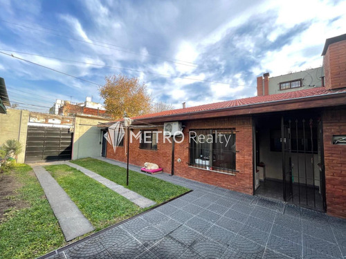 Casa En Venta 4 Ambientes Con Cochera Y Jardin En Bernal Centro