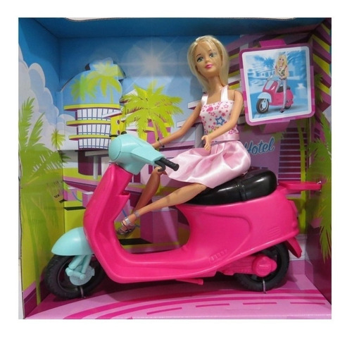 Imagen 3 de 3 de Poppi Kiara y su moto