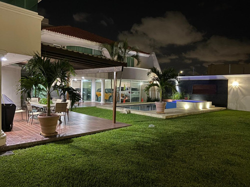 Residencia En Venta En Costa De Oro, Alberca, Jardín, Cochera Para 5 Autos.