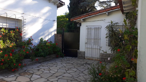 Casa Con Parque Y Pileta En Zona Urbana