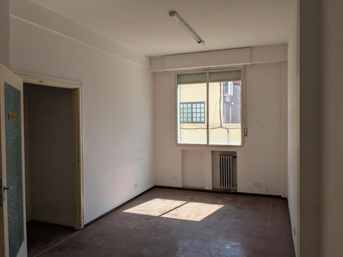 Oficina En Venta - Piso Alto Con Luz Natural En Av De Mayo