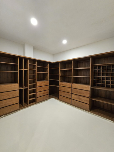 Residencia De Lujo En Venta Ubicada En La Privada Bosques De Altabrisa, Merida.