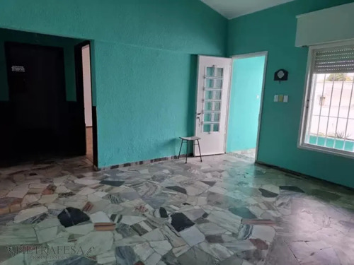 Casa En Alquiler, 3dormitorios, 1baño, Patio. Jardines Del Hipódromo.