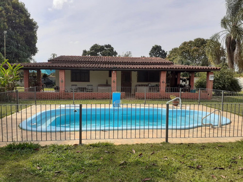 Imagem 3 de 14 de Linda Chácara Em Sarapuí - 2100 M2 Murada Com Piscina