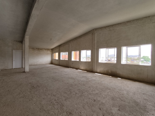 Imagen 2 de 9 de Amplio Local Comercial Con Estratégica Ubicación En La Zona Mas Cotizada De La Ciudad. 04120656408 Cod Mls 23-5576