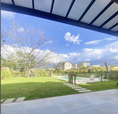 Venta De Excelente Casa. Barrio Santa Elena, Pilar Del Este