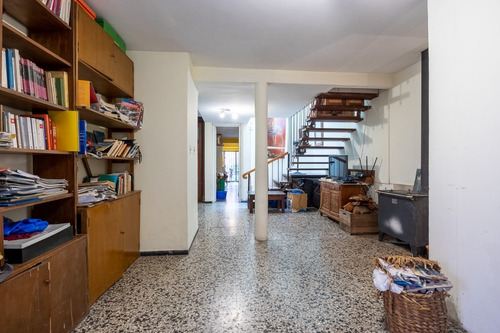 Hermosa Casa En Pocitos, 4 Dormitorios 3 Baños, Uno En Suite, Jardín. Garaje. Amplias Habitaciones. Calle Muy Tranquila. Oportunidad.