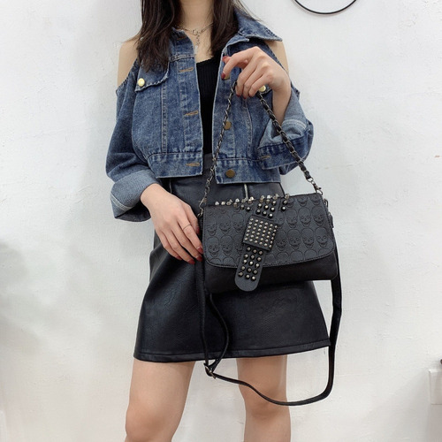 Descuento. Aplicable A: Bolso Mujer Remachado Negro