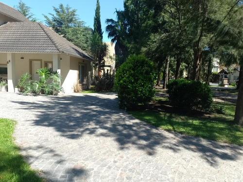 Casa En Venta De 3 Dormitorios C/ Cochera En El Lauquen