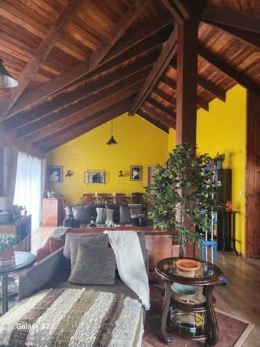 Vende Parcela Con 3 Casas. Sector Los Cisnes