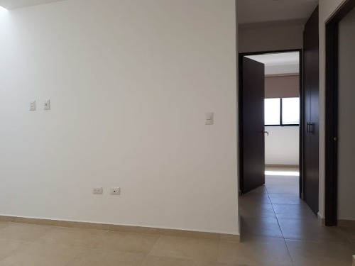 Imagen 13 de 19 de Preciosa Casa En Renta En El Refugio, 3 Recamaras, Sala Tv, Alberca, De Lujo !!