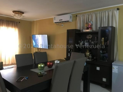 Imagen 4 de 13 de Acogedora Casa, Construida Con Materiales Y Acabados De Primera. Tres Hab Y Tres Baños. Ubicada En Un Circuito Cerrado De La Puerta De Maraven. #22-369.