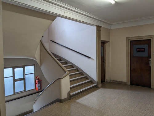 Oficina En Venta - Piso Alto Con Luz Natural En Av De Mayo