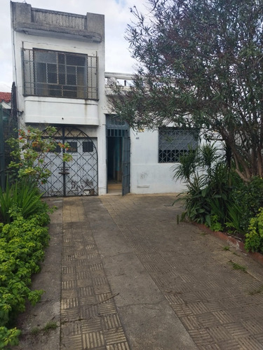 Vendo Casa Grande 2 Pisos, Sobre Av. Gral Flores Buena Locomoción, Jardín 5dorm 2 Baños Garaje, Fondo.
