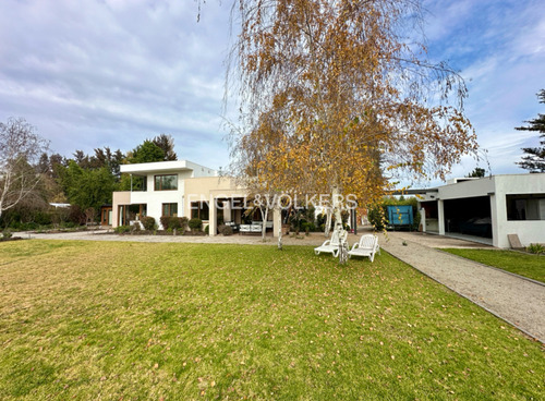 Casa En Parcela Con Gran Jardín No Perimetral