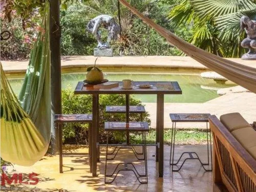 Encantador Lugar, Con Un Diseño Artístico(mls#238626)