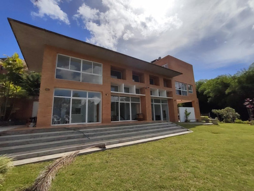 Casa A La Venta Urb. Alto Hatillo. Privacidad Y Exclusividad,construccion De Primera,segura,tranquila,fresca, En Calle Cerrada.arquitectura Actual.gm