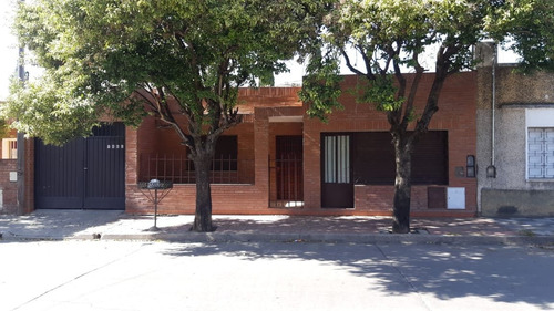 Imagen 2 de 25 de Vendo O Permuto Casa C/local Comercial Y Dpto En B° Los Plátanos