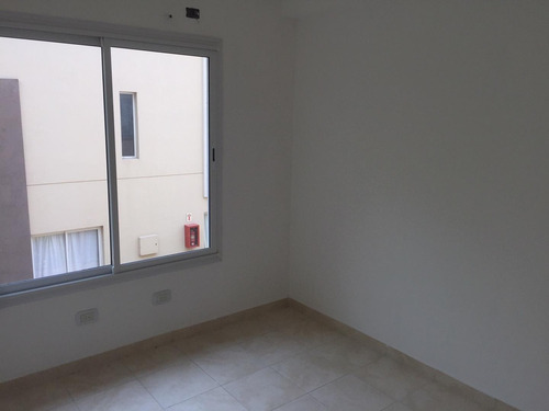 Imagen 25 de 27 de En Venta. Triplex Con Patio Y Cochera. San Miguel