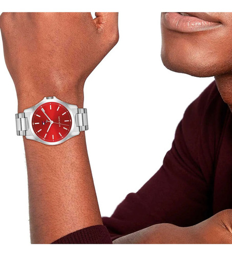 Reloj Tommy Hilfiger Hombre 1710677 Casual Malla Plateado Bisel Plateado Fondo Rojo