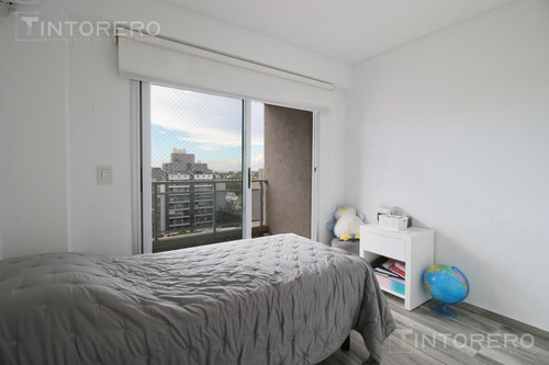 Departamento En Venta De 4 Ambientes Con Balcón Aterrazado Y 3 Cocheras Cubiertas En Morón.