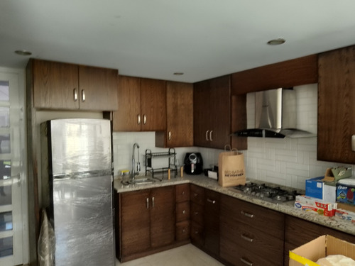 Renta Exclusivo Departamento, Amplio, Cómodo, Bien Ubicado Y De Lujo, Con Terraza, 3 Recámaras Con Closet Y Baño Cada Una, Solo 3 Unidades, Tercer Nivel Premium, Renta Ejecutiva, Cocina Integral.