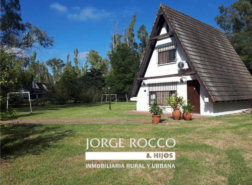 Imagen 1 de 18 de Casa Quinta En Barrio Los Bosquecitos!!!