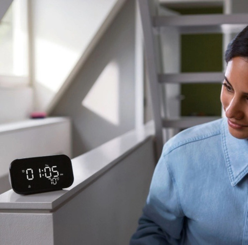 Imagen 3 de 3 de Altavoz inteligente Lenovo Smart Clock Essential con asistente virtual Google Assistant, pantalla integrada de 4" gris 100V/240V