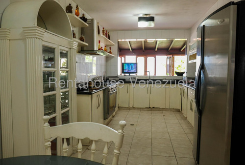 En Venta. Elegante Y Confortable Casa De Dos Niveles, Los Naranjos Del Cafetal