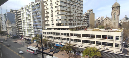 Monoambiente Sobre 18 De Julio Con Vista Despejada. Ideal Consultorio