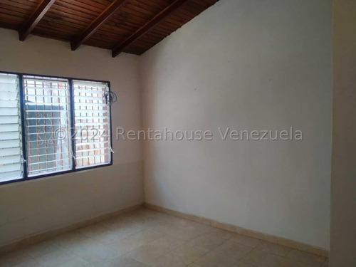 Townhouse En Turmero Hermoso Frente De Piedras Decorativas, Amplia Sala Comedor 24-28979 Irrr
