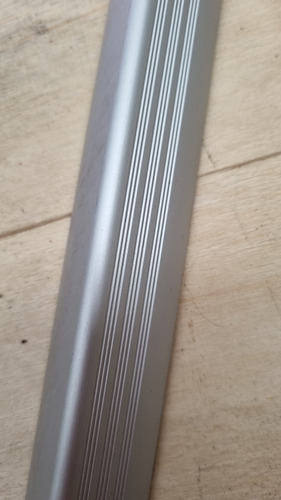 Imagen 2 de 6 de Moldura Nariz Escalon Aluminio Pisos Flotante X 2.85mts