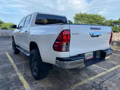 Imagen 2 de 17 de Toyota Hilux Diésel Aut 4x4