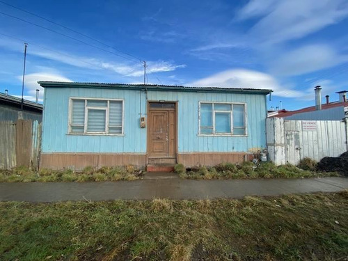 Casa En Venta De 2 Dorm. En Natales, Excelente Ubicacion