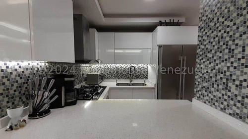 Hernoso Apartamento Totalmente Remodelado En Los Chaguaramos, Codg Mas 25-16702