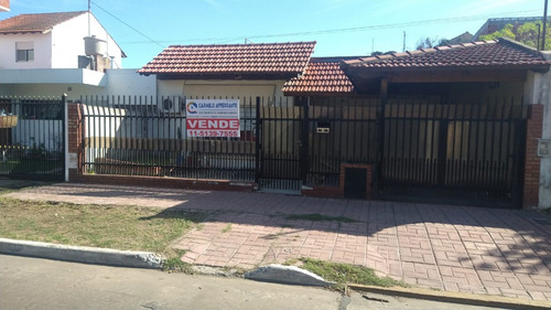 Alquiler Casa Con Jardín, Patio, Garaje Y 3 Habitaciones, Ubicada En San Justo, Partido De La Matanza