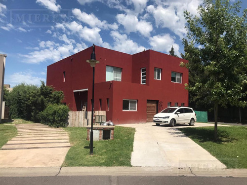 Casa En Venta En La Comarca, Bancalari.