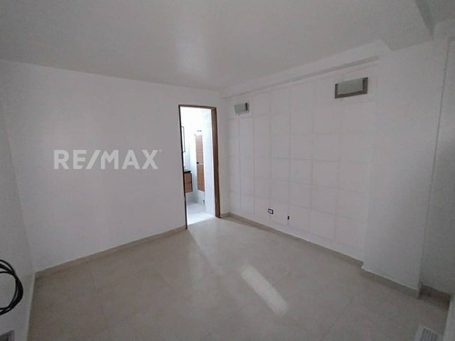 Imagen 2 de 13 de Re/max 2mil Vende Interesante Townhouse Lista Para Habitar En El Cardon - Isla De Margarita