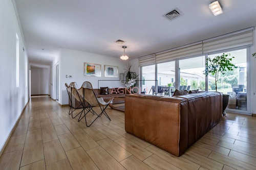 Oportunidad!! Casa En Venta 5d/5b En Colina