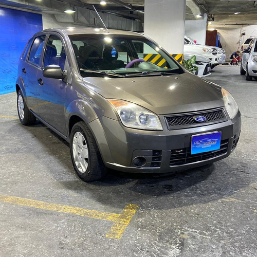 Imagen 3 de 12 de Ford Fiesta Max Sinc Año 2010