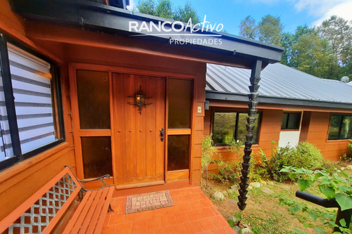 Hermosa Casa Con Amplios Espacios Y Entorno Natural. 4d, 3b