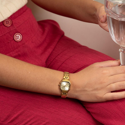 Relogio Mondaine Feminino Social Quadrado Pequeno 70 Anos Correia Dourado Bisel Dourado Fundo Dourado