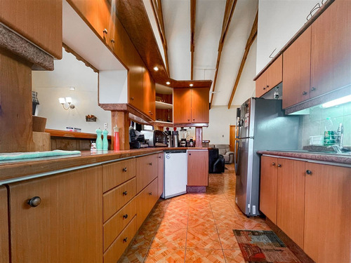 Casa En Venta De 5 Dorm. En Las Cabras