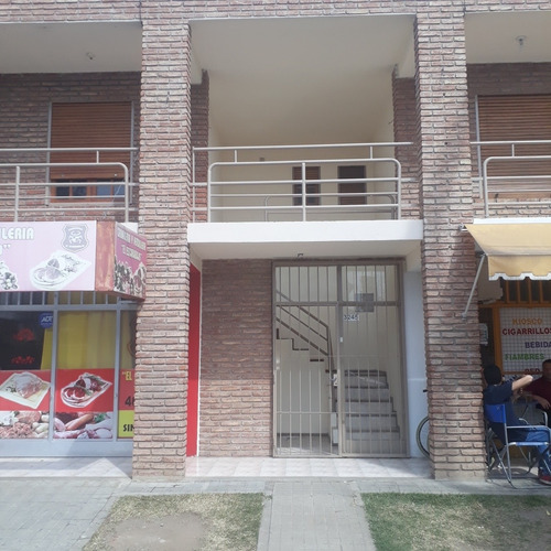 Vendo 2 Locales + 2 Departamentos.