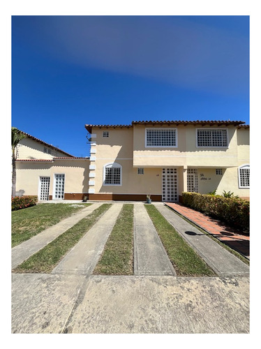 Se Vende Casa 150m2. 3h/3b/2p. Guatire. Villas De Buenaventura.