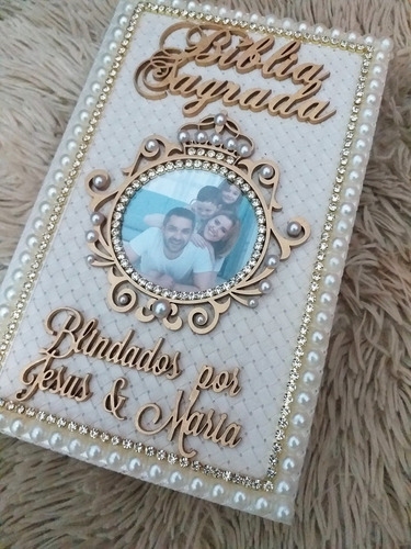 Imagem 3 de 10 de Bíblia Decorada Católica Matelasse Bege Blindados Por Jesus